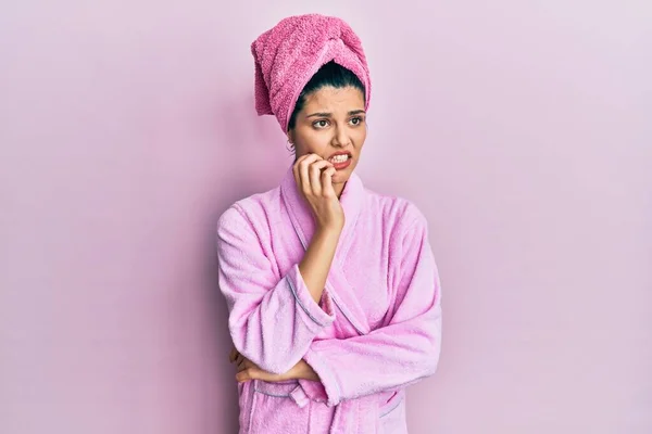 Junge Hispanische Frau Mit Duschtuchmütze Und Bademantel Sieht Gestresst Und — Stockfoto