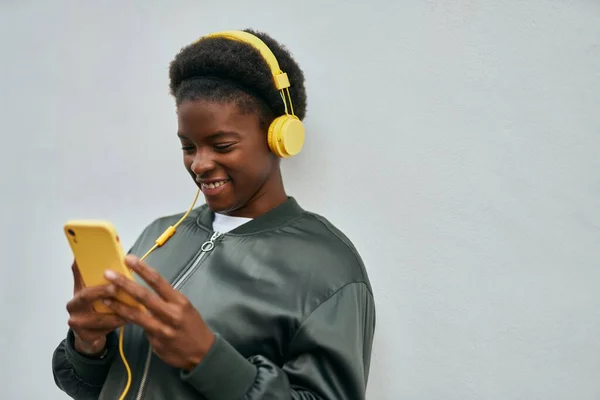 Jong Afrikaans Amerikaans Meisje Glimlachen Gelukkig Met Behulp Van Smartphone — Stockfoto