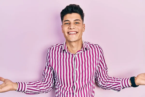 Jonge Spaanse Man Casual Kleding Glimlachend Met Beide Handen Open — Stockfoto