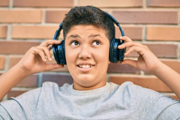 Adorable Chico Latino Sonriendo Feliz Usando Auriculares Ciudad —  Fotos de Stock