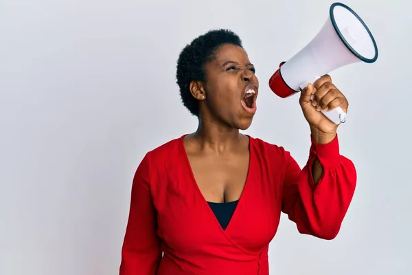 Mujer Afroamericana Joven Gritando Enojada Usando Megáfono Sobre Fondo Blanco — Foto de Stock