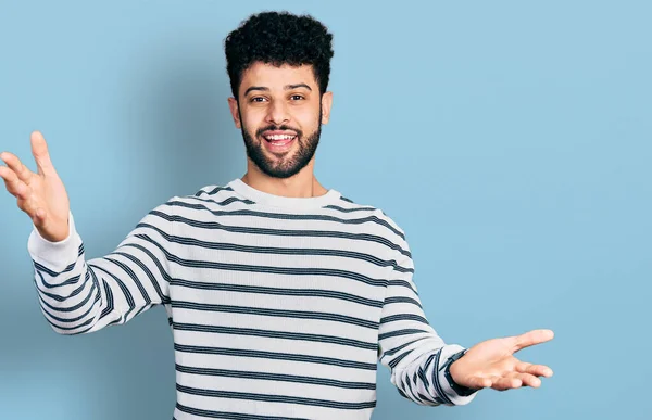 Jovem Árabe Homem Com Barba Vestindo Camisola Listrada Casual Sorrindo — Fotografia de Stock