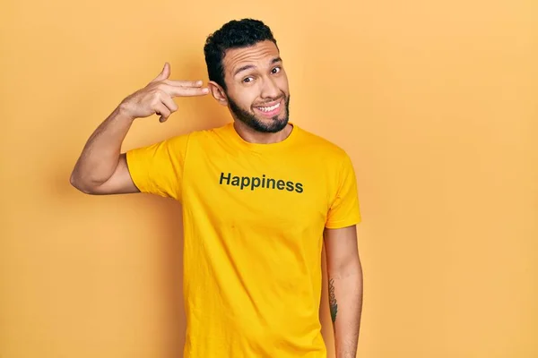 Hispanischer Mann Mit Bart Trägt Shirt Mit Glückwunschbotschaft Schießen Und — Stockfoto