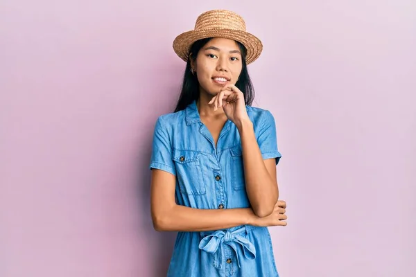 Young Chinese Woman Wearing Summer Hat Smiling Looking Confident Camera — Stock Photo, Image