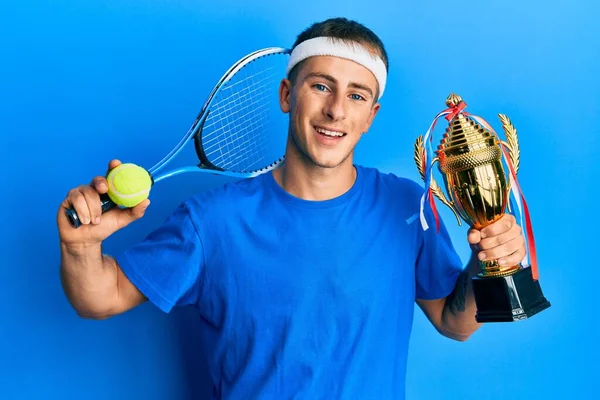 Ung Kaukasisk Man Spelar Tennis Innehav Trofé Ler Och Skrattar — Stockfoto