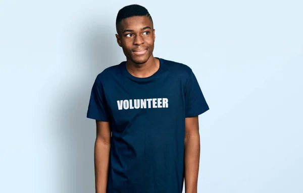 Young African American Man Wearing Volunteer Shirt Smiling Looking Side — Stock Photo, Image