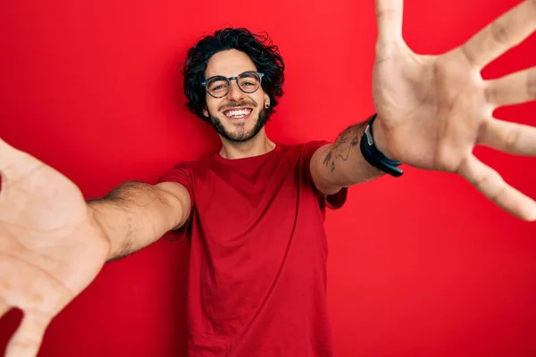 Schöner Hispanischer Mann Mit Lässigem Shirt Und Brille Der Lächelnd — Stockfoto