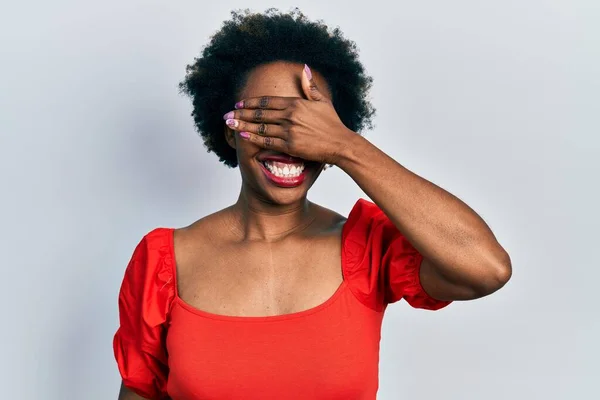 Ung Afrikansk Amerikansk Kvinna Klädd Avslappnade Kläder Leende Och Skrattar — Stockfoto
