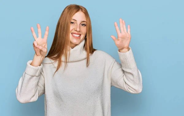 Junge Irin Trägt Lässigen Winterpullover Und Zeigt Mit Finger Nummer — Stockfoto