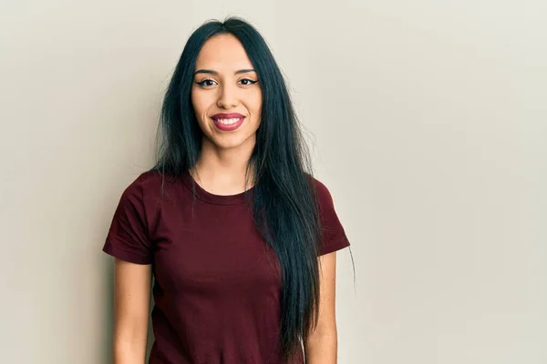 Menina Hispânica Jovem Vestindo Shirt Casual Com Sorriso Feliz Legal — Fotografia de Stock