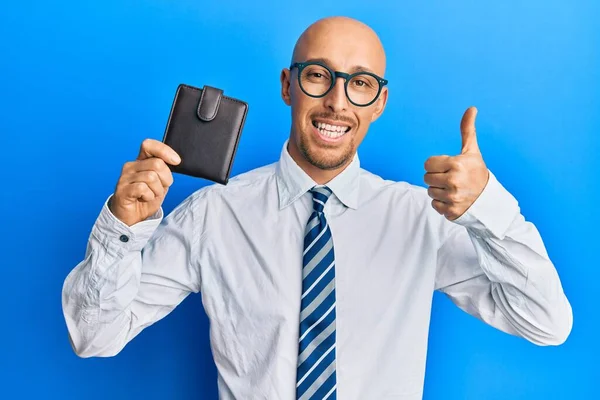 Skallig Man Med Skägg Håller Läder Plånbok Ler Glad Och — Stockfoto