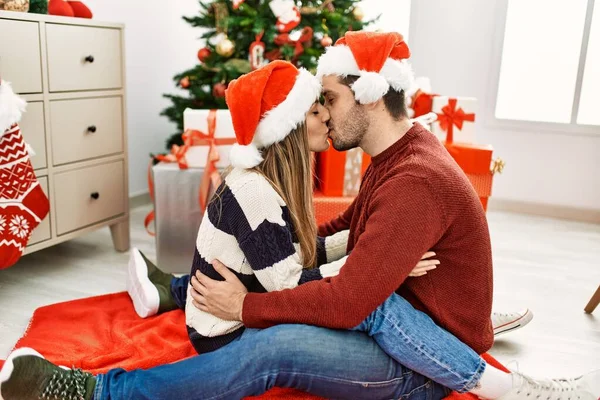 크리스마스 모자를 집에서 포옹하는 스페인 남녀들 — 스톡 사진