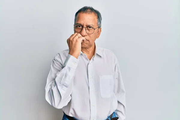 Homem Indiano Meia Idade Vestindo Roupas Casuais Óculos Olhando Estressado — Fotografia de Stock