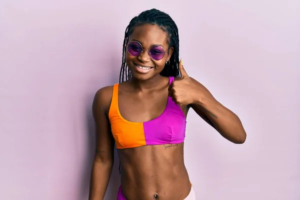 Mladá Afroameričanka Bikinách Slunečních Brýlích Dělá Šťastné Gesto Rukou Nahoru — Stock fotografie