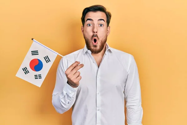 Snygg Kaukasisk Man Med Skägg Håller Sydkoreansk Flagga Rädd Och — Stockfoto