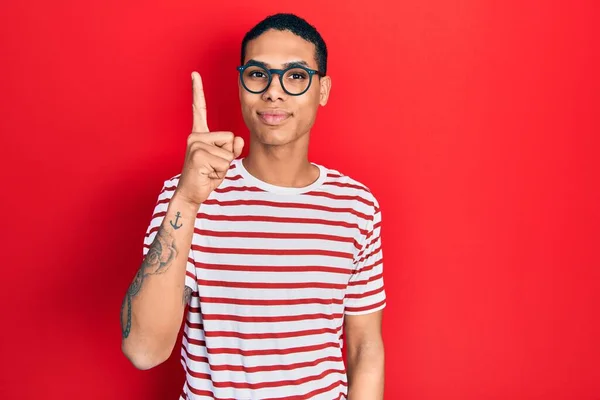 Joven Afroamericano Con Ropa Casual Gafas Apuntando Con Dedo Hacia — Foto de Stock