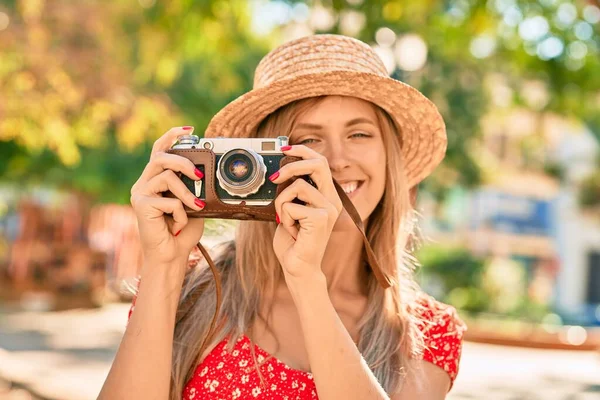 Giovane Bionda Turista Che Indossa Stile Estivo Con Fotocamera Vintage — Foto Stock