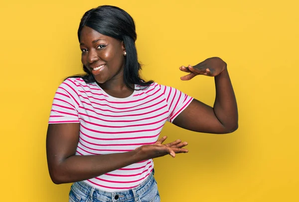 Африканська Молода Жінка Одягнена Випадковий Смугастий Жест Сорочки Руками Показують — стокове фото