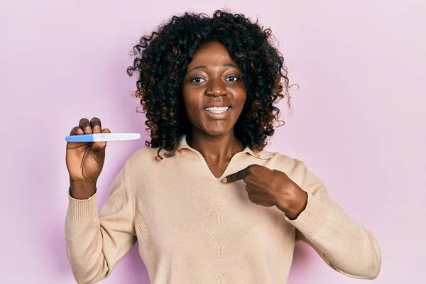 Genç Afrikalı Amerikalı Kadının Hamilelik Testi Sonucu Mutlu Gururlu Bir — Stok fotoğraf