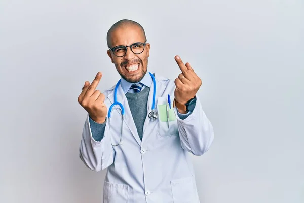 Hispanic Adult Man Wearing Doctor Uniform Stethoscope Showing Middle Finger — Stock Fotó