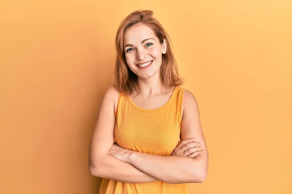 Mulher Branca Jovem Vestindo Estilo Casual Com Camisa Sem Mangas — Fotografia de Stock