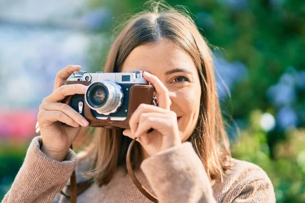 Jovem Turista Hispânica Sorrindo Feliz Usando Câmera Vintage Cidade — Fotografia de Stock