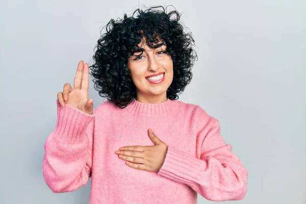 Junge Frau Aus Dem Mittleren Osten Lässiger Kleidung Lächelt Und — Stockfoto