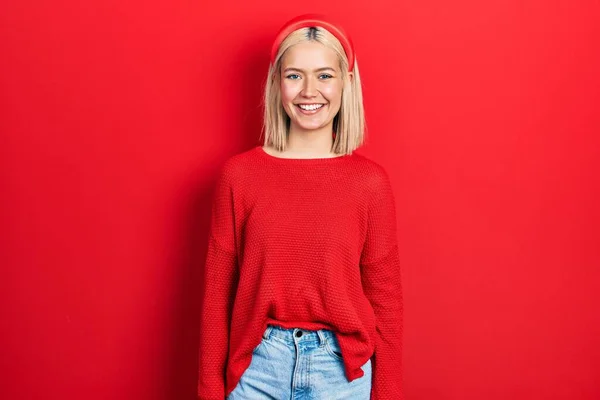 Vacker Blond Kvinna Avslappnad Röd Tröja Med Ett Lyckligt Och — Stockfoto