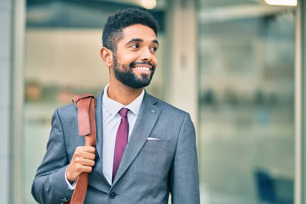 Ung Afrikansk Amerikansk Affärsman Ler Lycklig Stående Vid Staden — Stockfoto