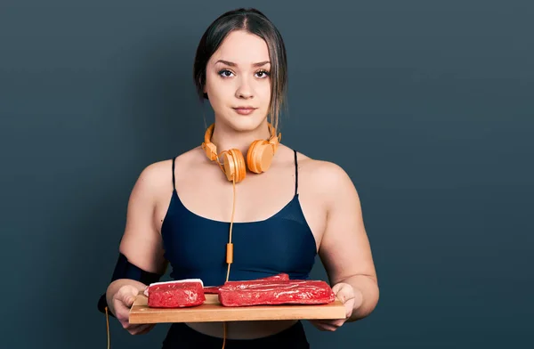 Menina Hispânica Jovem Vestindo Roupas Treino Segurando Placa Carne Relaxado — Fotografia de Stock