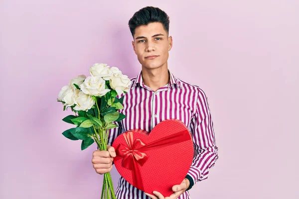 Homem Hispânico Jovem Que Mantém Presente Aniversário Buquê Flores Relaxado — Fotografia de Stock