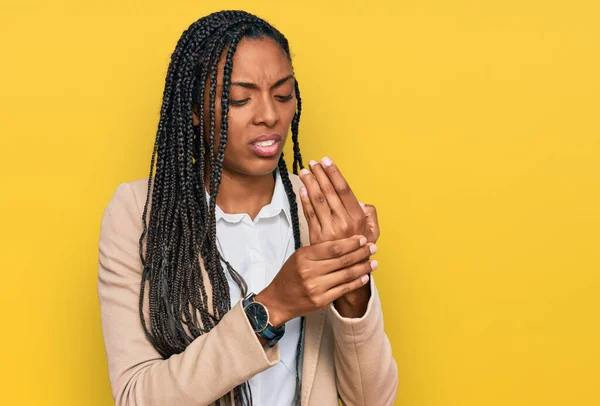 Africano Americano Mulher Vestindo Jaqueta Negócios Sofrendo Dor Nas Mãos — Fotografia de Stock