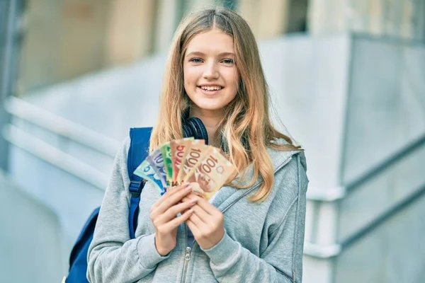 Krásný Kavkazský Student Teenager Pomocí Sluchátek Kanadskými Dolary Městě — Stock fotografie