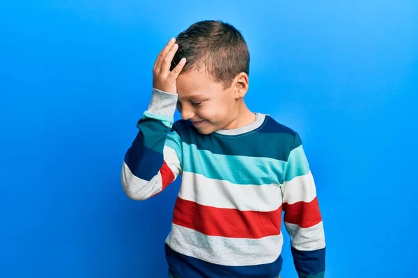 Μικρό Αγόρι Που Φοράει Ριγέ Πουλόβερ Έκπληκτος Χέρι Στο Κεφάλι — Φωτογραφία Αρχείου