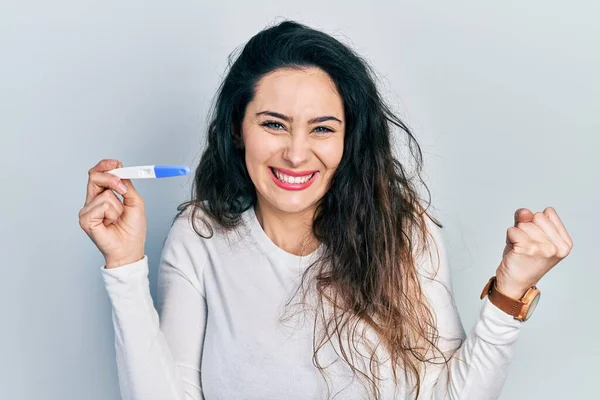 Ung Latinamerikansk Kvinna Håller Termometer Skriker Stolt Firar Seger Och — Stockfoto