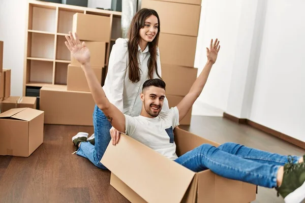 Jovem Casal Hispânico Sorrindo Feliz Jogando Usando Caixa Papelão Como — Fotografia de Stock