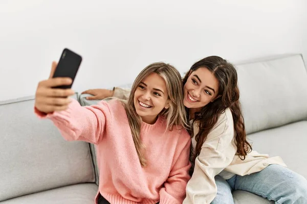 Pareja Joven Sonriendo Feliz Haciendo Selfie Por Teléfono Inteligente Casa — Foto de Stock