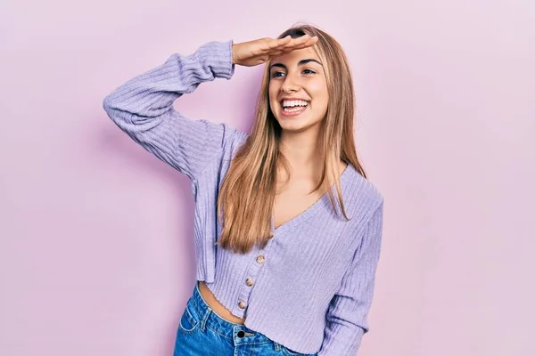 Hermosa Mujer Hispana Con Camisa Casual Muy Feliz Sonriente Mirando —  Fotos de Stock