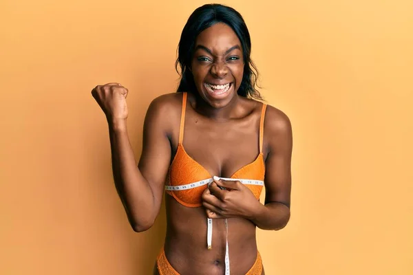 Genç Afrikalı Amerikalı Kadın Çamaşırı Giyip Mezura Kullanıyor Gururla Bağırıyor — Stok fotoğraf