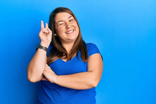 Красива Брюнетка Плюс Розмір Жінки Повсякденній Блакитній Сорочці Посміхається Щасливим — стокове фото