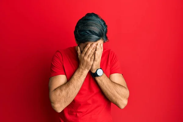 Junger Hispanischer Mann Lässigem Rotem Shirt Mit Traurigem Gesichtsausdruck Der — Stockfoto