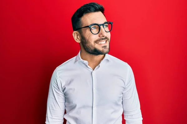 Genç Spanyol Adamı Gömlek Gözlük Takıyor Yüzünde Gülümsemeyle Yan Yana — Stok fotoğraf