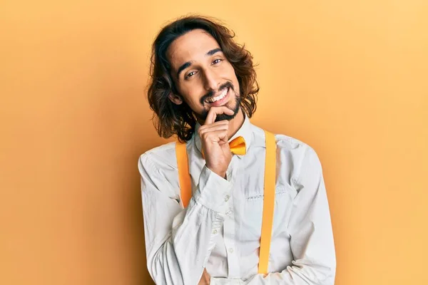 Homem Hispânico Jovem Vestindo Olhar Elegante Hipster Olhando Confiante Para — Fotografia de Stock