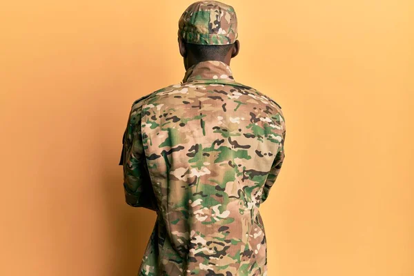 Fiatal Afro Amerikai Férfi Katonai Egyenruhát Visel Hátrafelé Néz Keresztbe — Stock Fotó