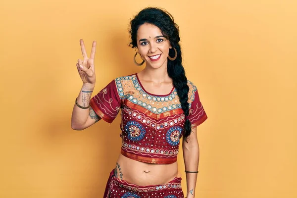 Junge Frau Bindi Und Bollywood Kleidung Zeigt Mit Finger Nummer — Stockfoto