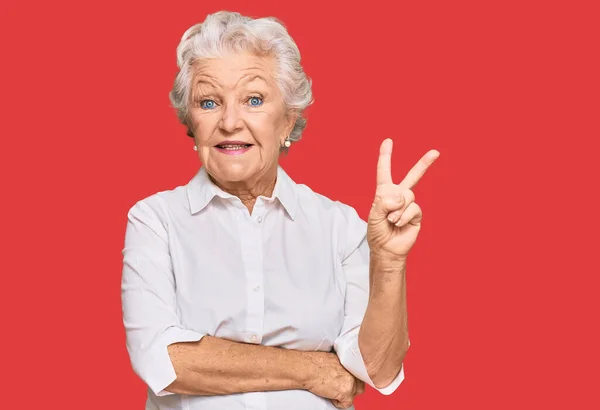 Senior Mulher Cabelos Grisalhos Vestindo Roupas Casuais Sorrindo Com Rosto — Fotografia de Stock