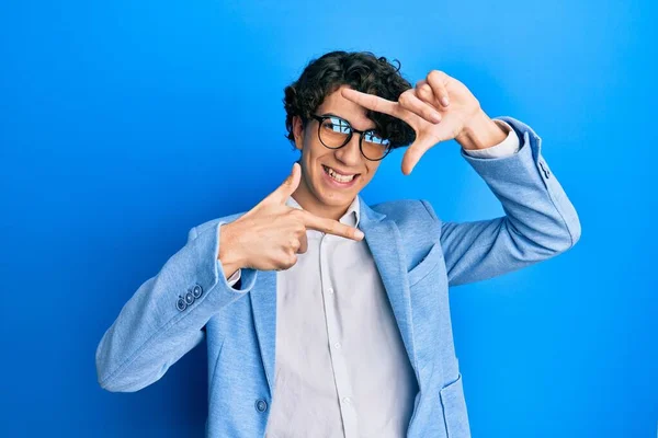 Joven Hispano Con Chaqueta Negocios Gafas Sonrientes Haciendo Montura Con —  Fotos de Stock