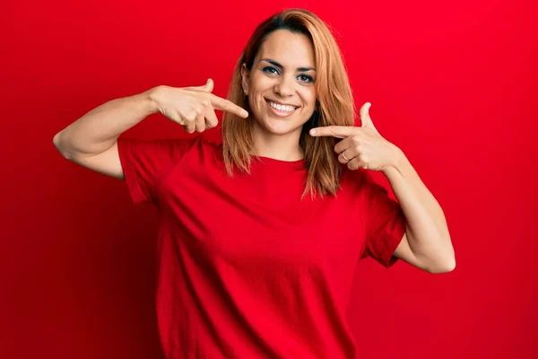 Hispanic Ung Kvinna Bär Casual Röd Shirt Ler Glad Visar — Stockfoto