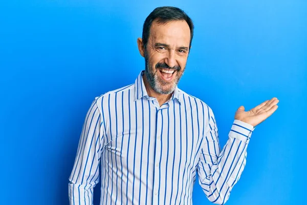 Homem Hispânico Meia Idade Vestindo Roupas Casuais Sorrindo Alegre Apresentando — Fotografia de Stock