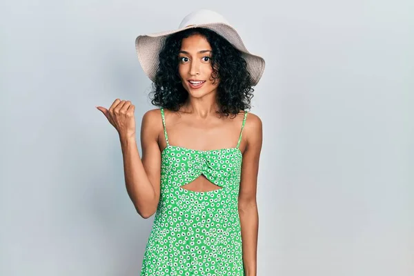 Menina Latina Usando Chapéu Verão Sorrindo Com Rosto Feliz Olhando — Fotografia de Stock